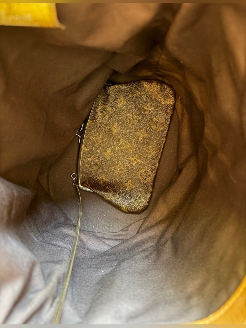 Vintage Louis Vuitton
Monogram Bucket GM Tote Matching Pouch HIGHLY SOUGHT AFTER - Picture 7 of 17